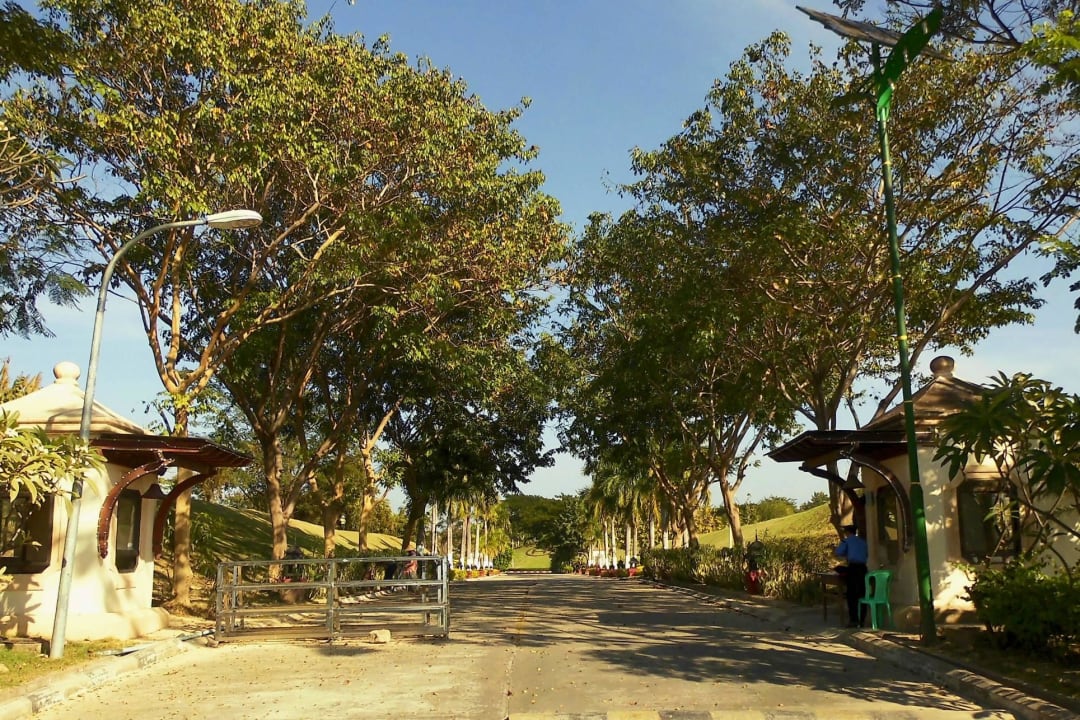 Anfahrtstrasse zum Hotel. Aureum Palace Hotel & Resorts Nay Pyi Taw