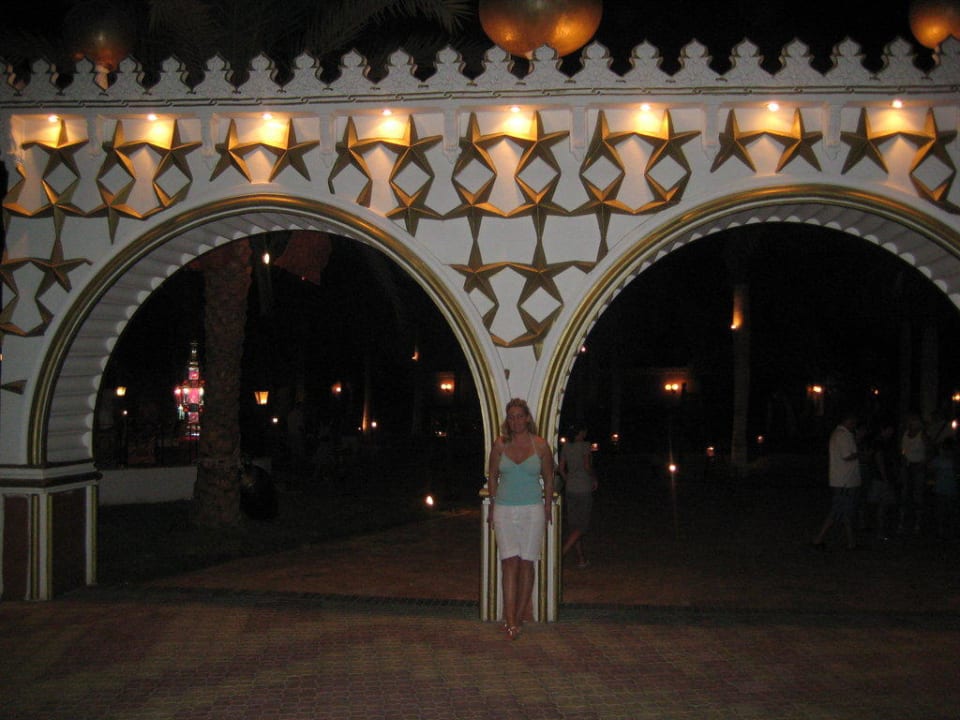 Torbogen bei Nacht Aladdin Beach Resort