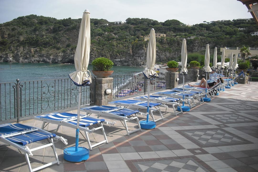 Liegeterrasse mit Meerblick Hotel Tritone Terme & Spa