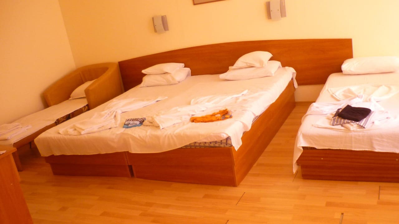 3 Betten und der ausgeklappte Sessel links Sun Palace