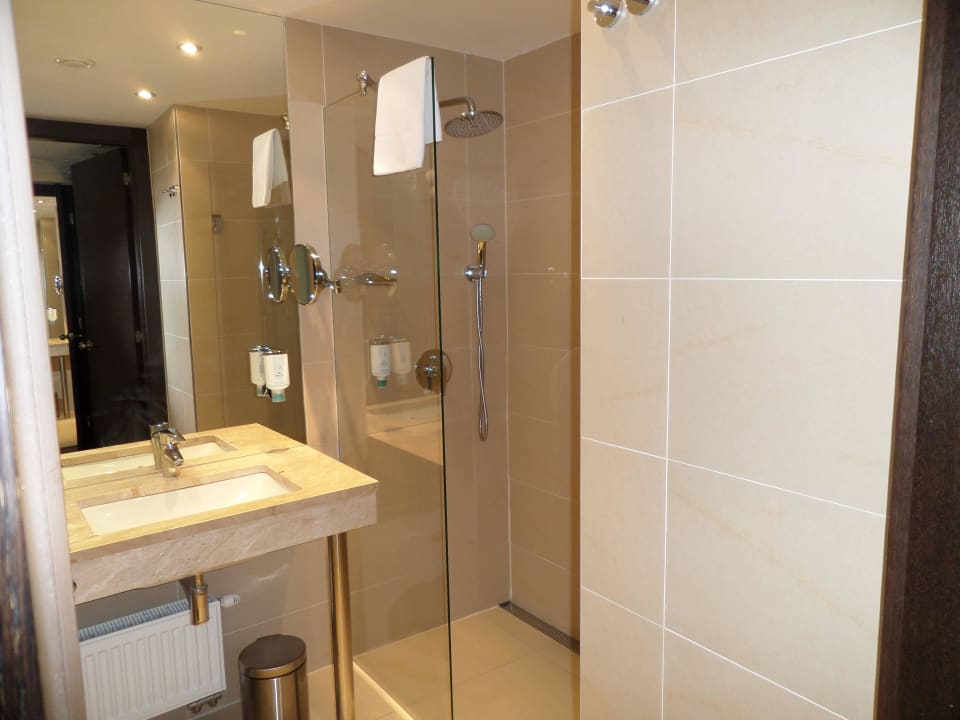 Schönes sauberes bad AC Hotel by Marriott Bratislava Old Town