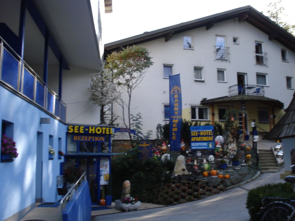 Vor dem Eingangs-Bereich Barry-Memle