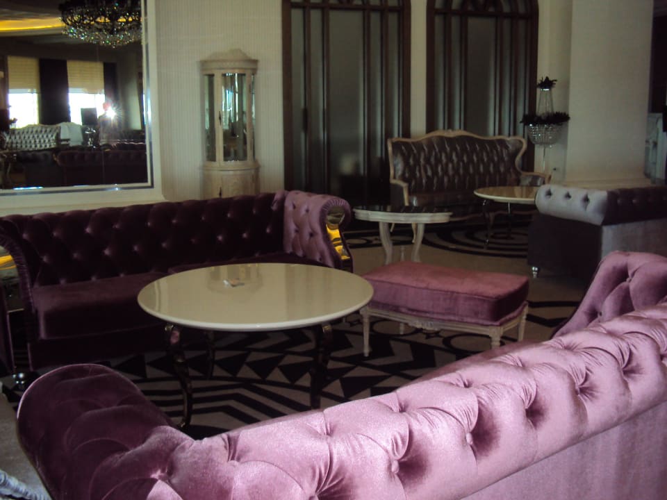 Verschiedene Sitzgelegenheiten in der Lobby Hotel Delphin Imperial