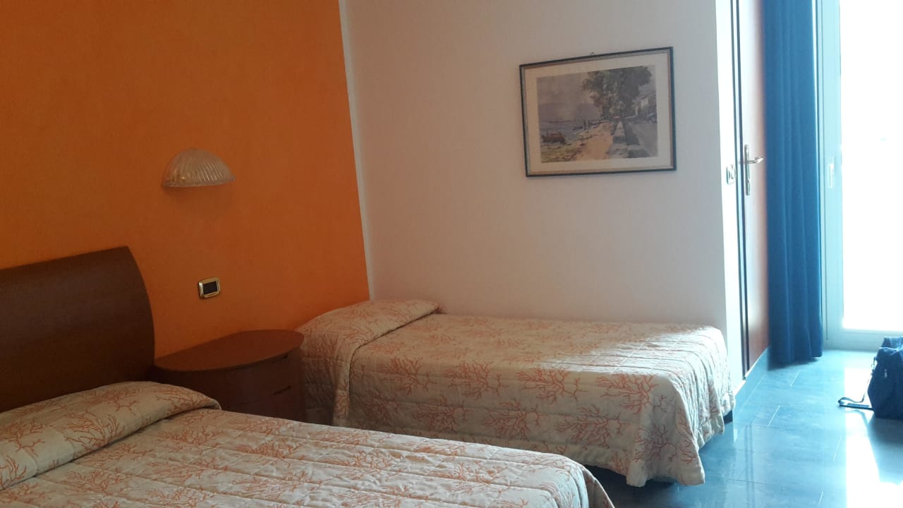 Doppelzimmer Classic Plus mit Beistellbett Hotel Parigi