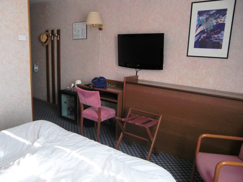 An der Wand steht ein Klappbett Best Western Hotel Cristallo