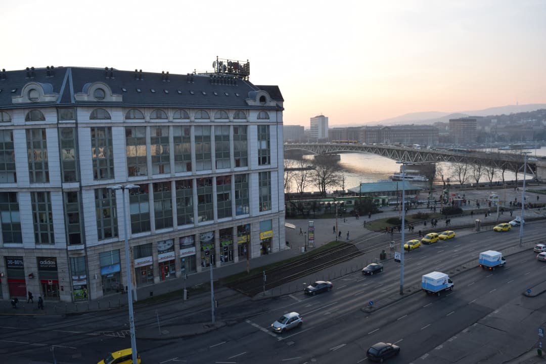Blick geradeaus vom Balkon des Zimmers. ibis Styles Budapest City