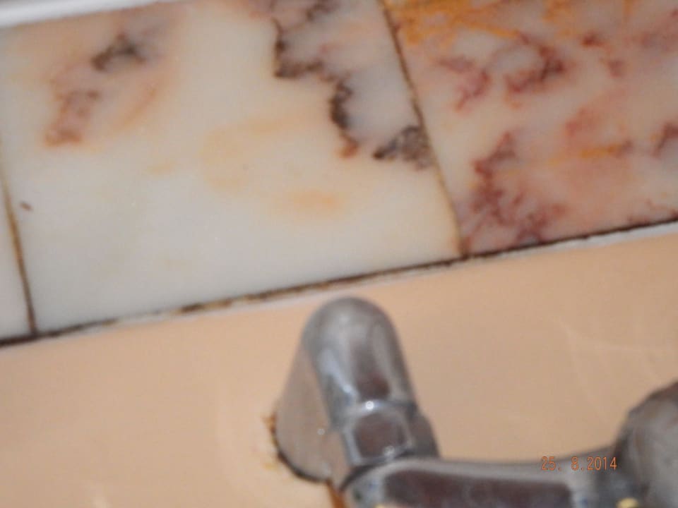 Schimmel an der Badewanne  B4 Nice Plaza