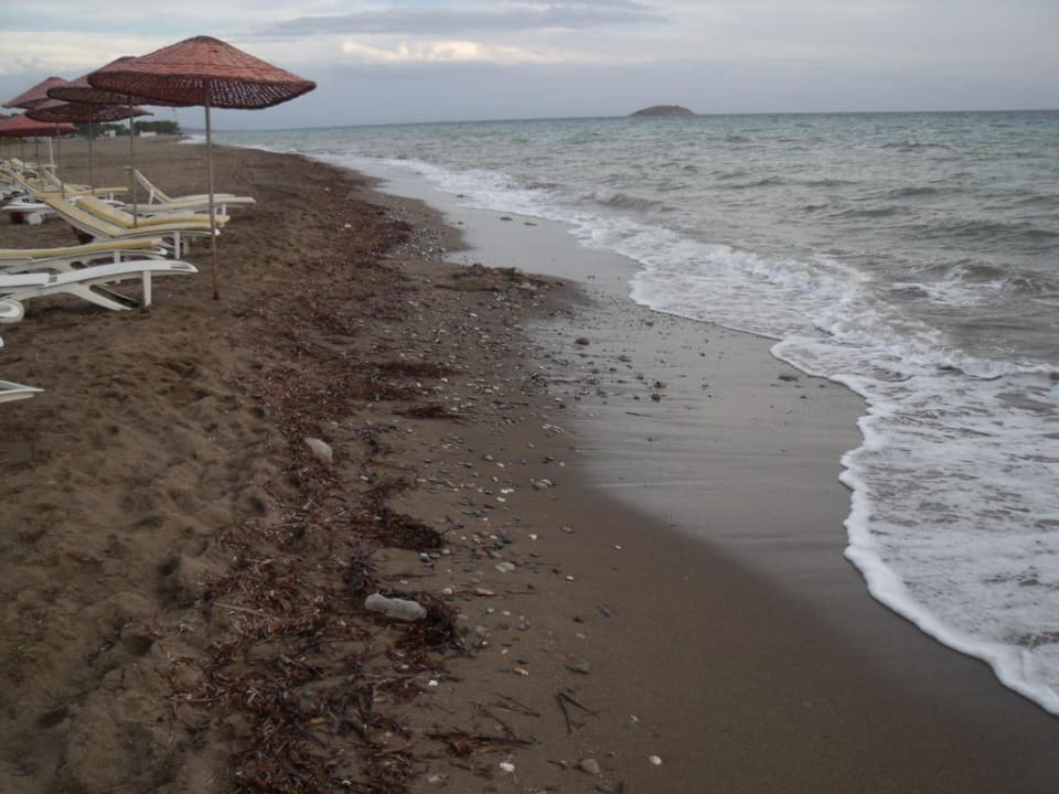 Der zugemüllte Strand Club Yali Hotels & Resort