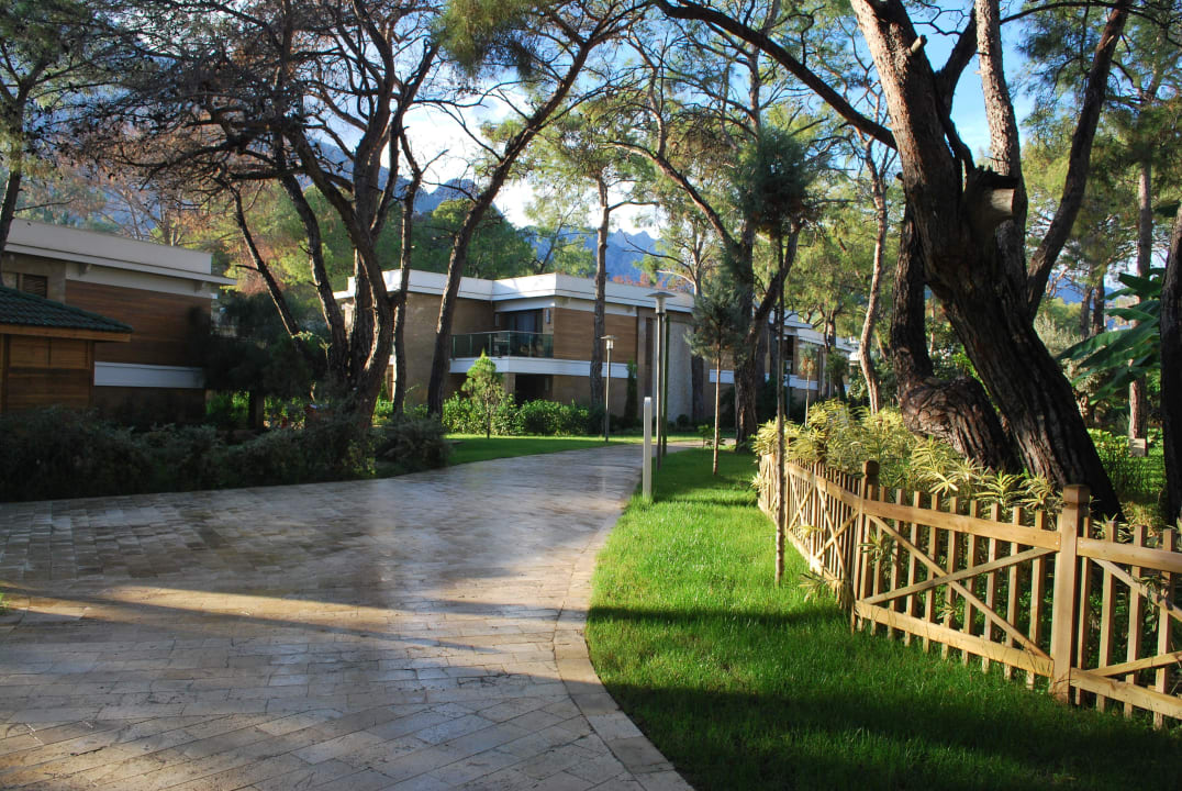 Między pawilonami Nirvana Mediterranean Excellence