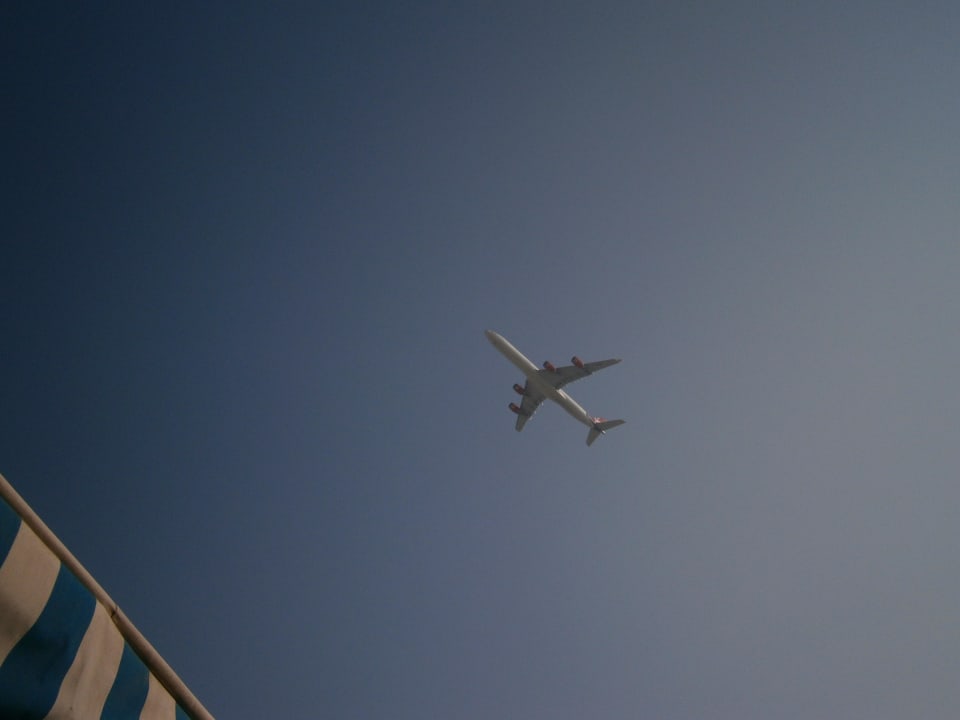 Flugzeug über dem Hotel Grand Excelsior Hotel Deira