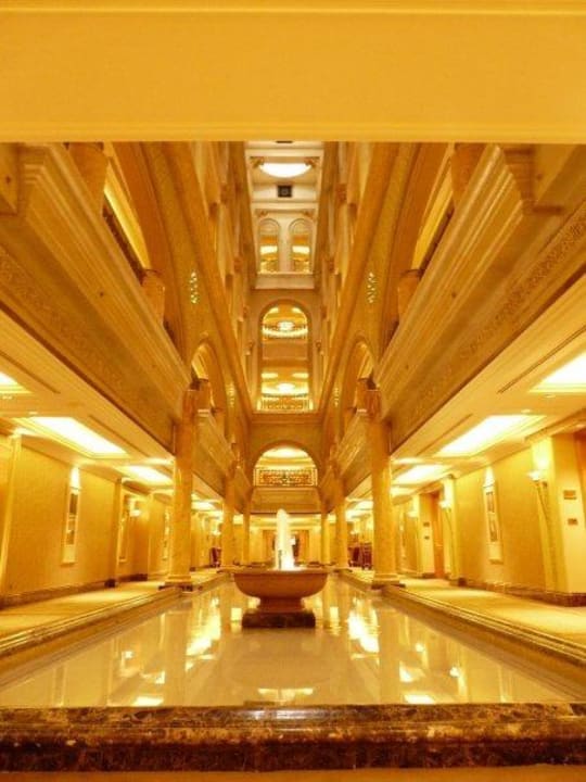 Einer der vielen Gänge im Hotel Emirates Palace Mandarin Oriental