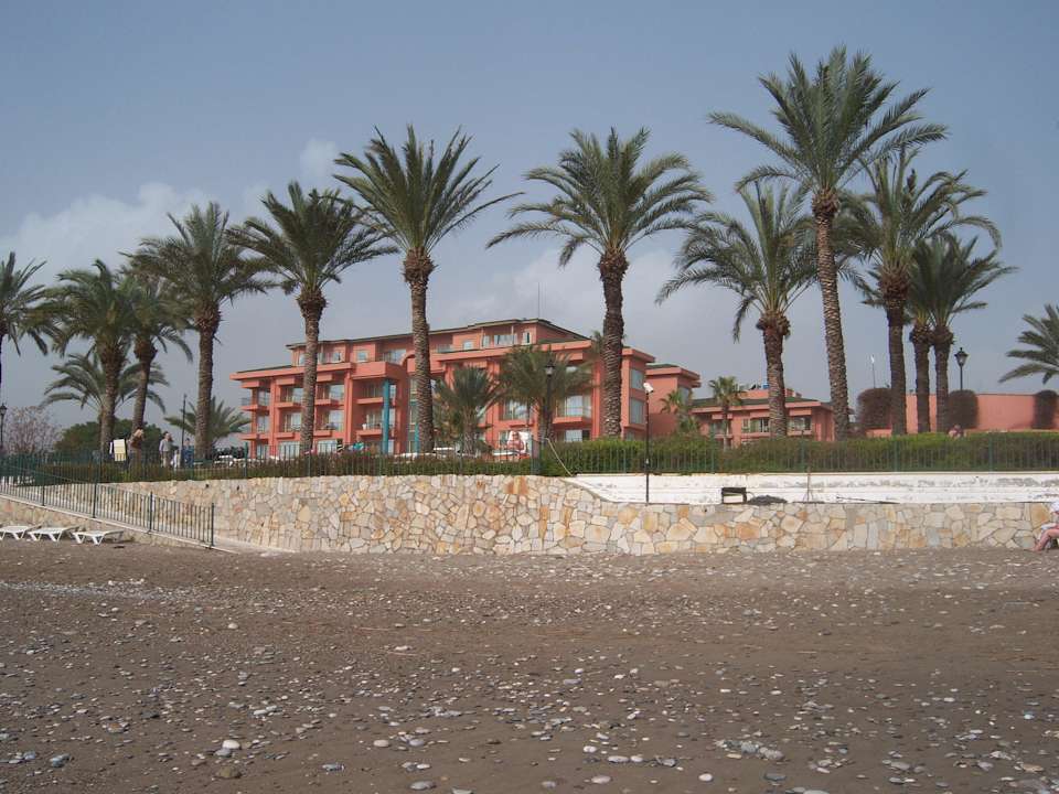 Hotel vom Strand aus gesehen The Norm Oriental