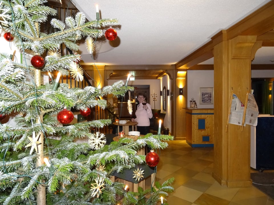 Weihnachtlich geschmückte Lobby Hotel Haus Breitnau