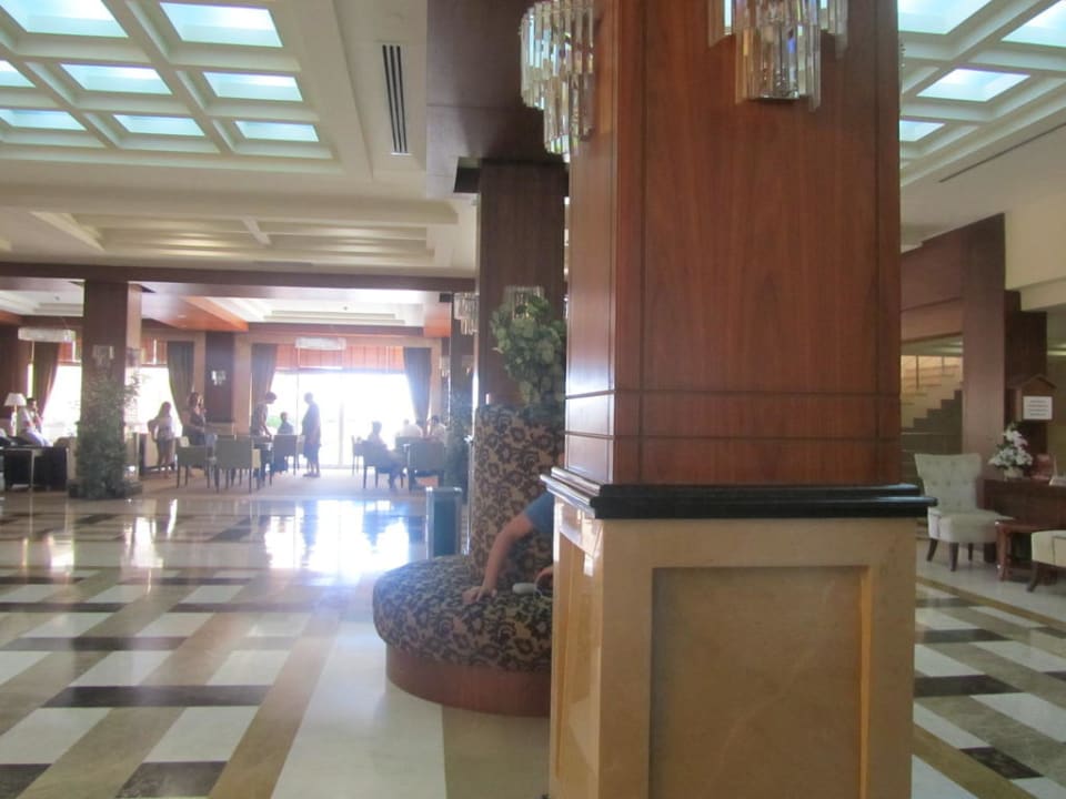 Lobby Crystal Family Comfort Collection