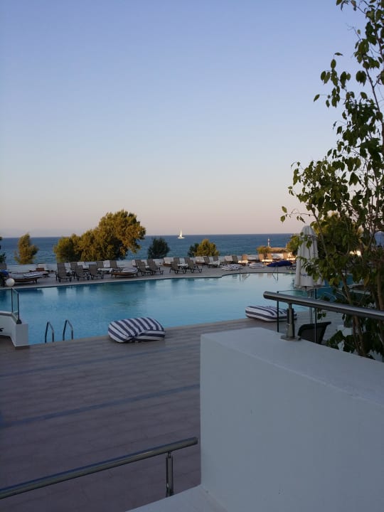 Pool abends TUI BLUE Oceanis Beach and Spa Resort