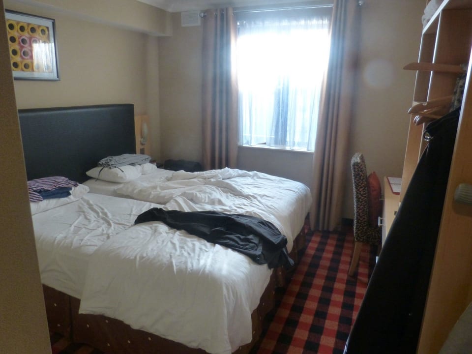 Blick ins Zimmer Academy Plaza Hotel