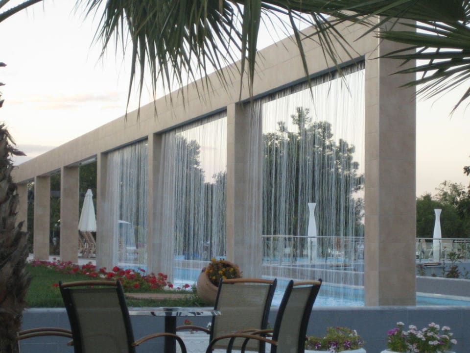 Wasserfall am Eingang alltoura Club Hotel Poseidon Palace