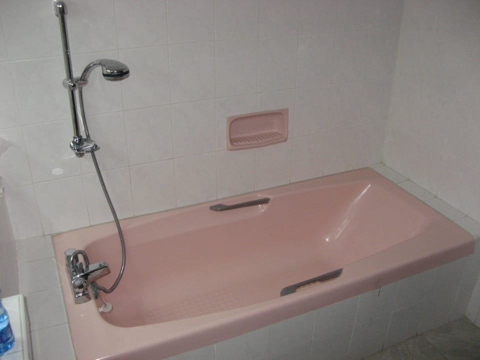 Badewanne aus alten Zeiten  PrideInn Flamingo Beach Resort & Spa