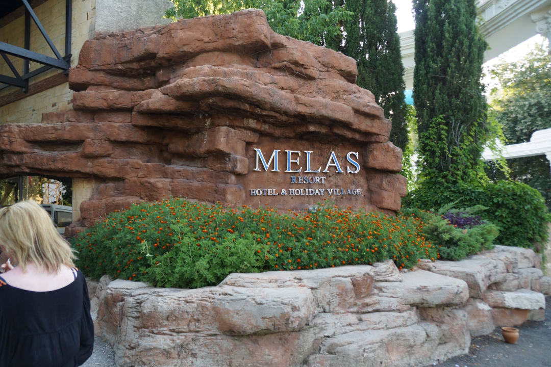 Einfahrt Melas Holiday Village