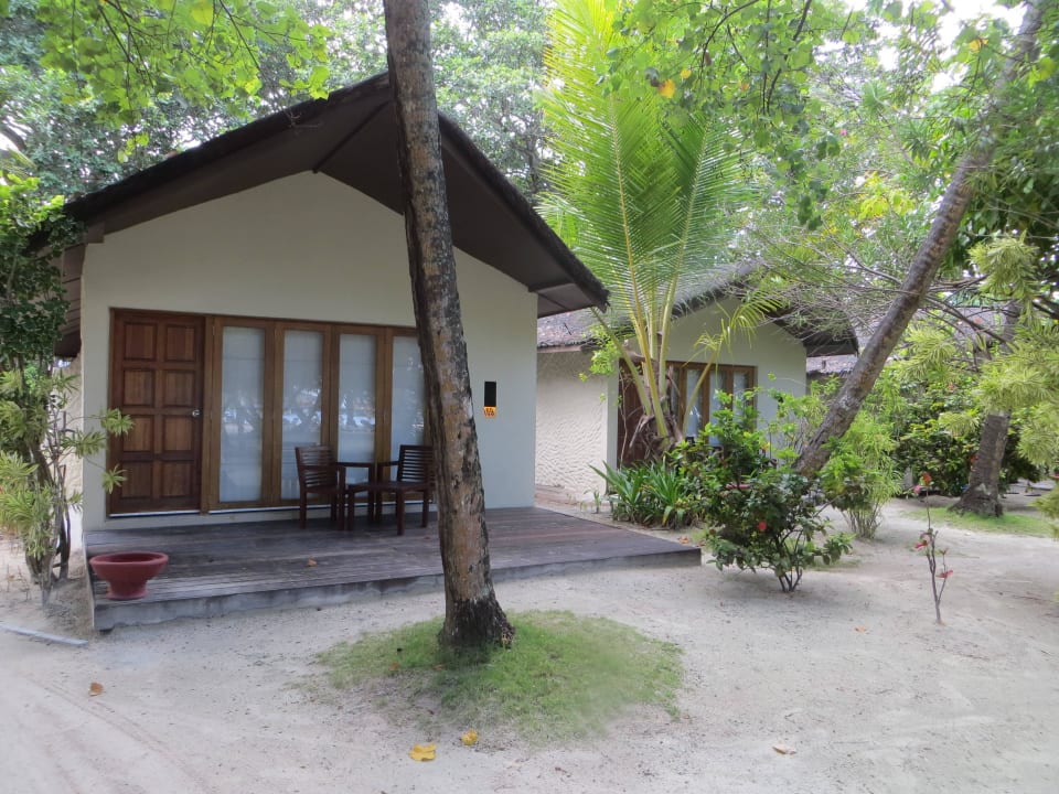 Unterwegs zwischen Strand und Bungalows Adaaran Select Hudhuran Fushi - Premium All Inclusive