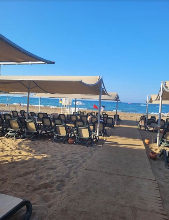 Strand Well Palace Side