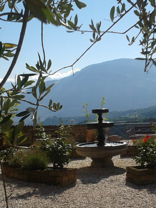 Brunnenterrasse Schloss Hotel Korb