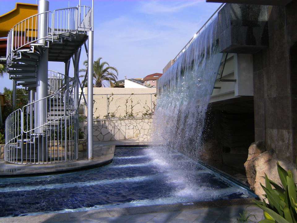 Größerer Pool mit einem schönen Wasserfall Sealife Buket Resort & Beach