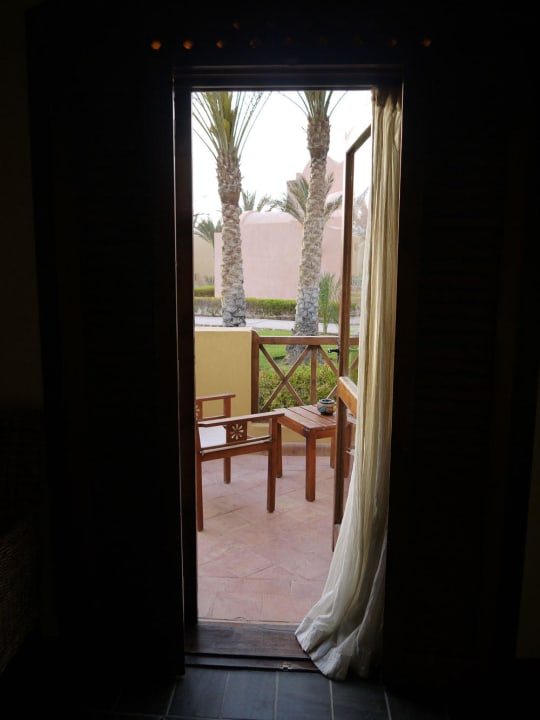 Blick auf die kleine Terrasse Radisson Blu Resort, El Quseir