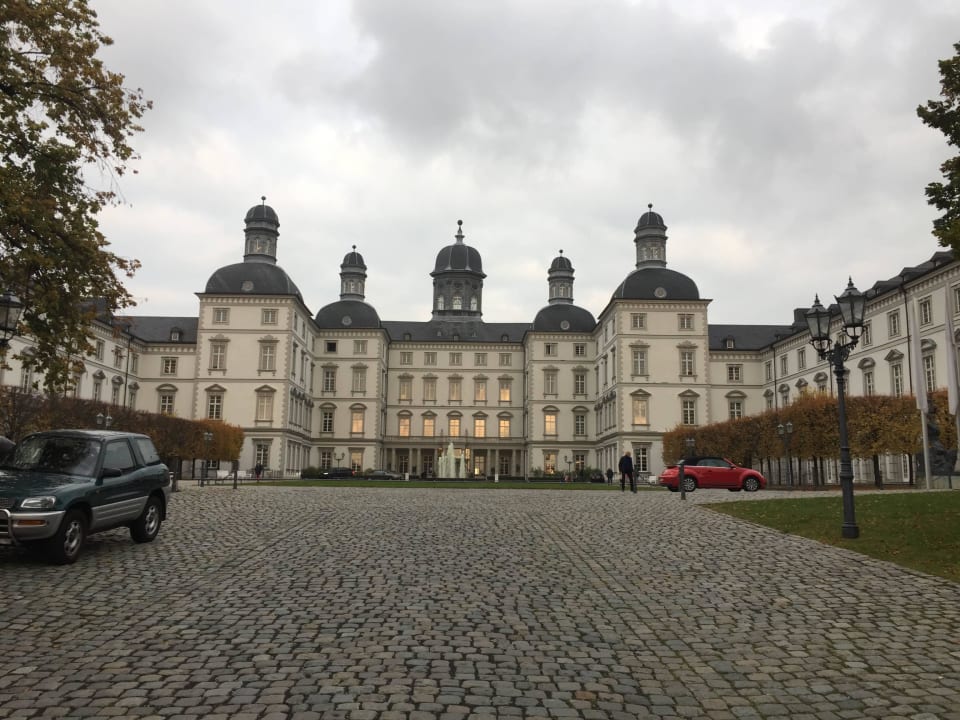 Schlossvorplatz Althoff Grandhotel Schloss Bensberg