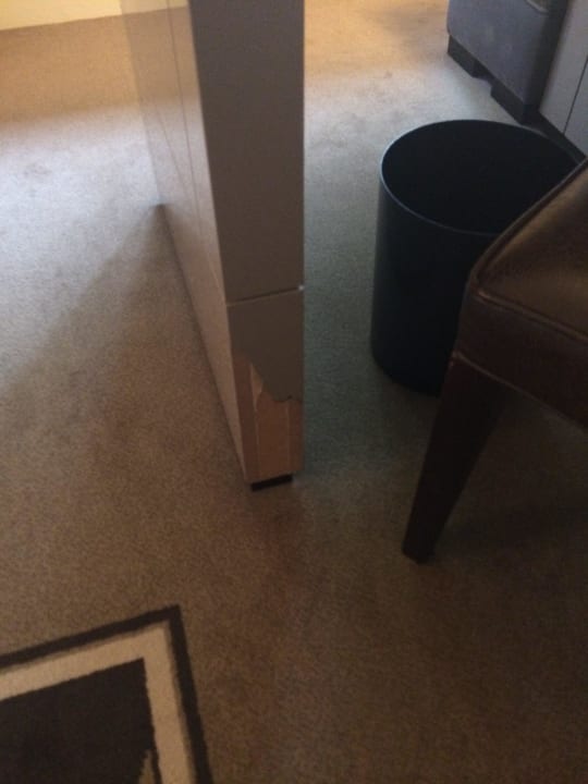 Abgeschlagenes Schreibtischbein Hyatt Regency Köln