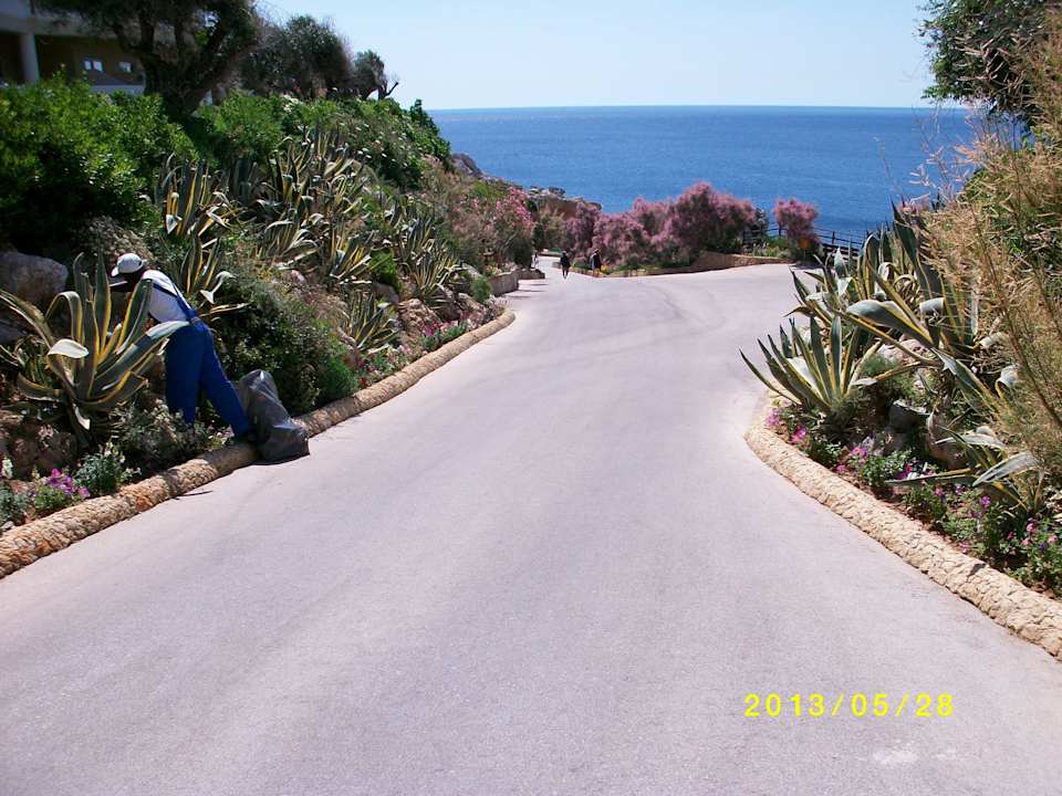 Weg zum Strand Berg ab Hotel Kalithea Horizon Royal