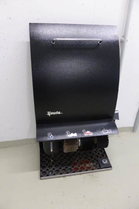 Schuhputzautomat im Untergeschoß Victory Gästehaus an der Therme Erding