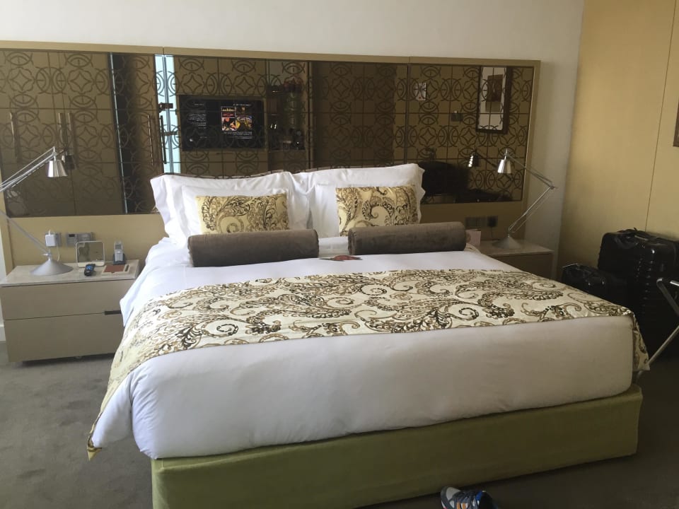 Kingsize Bett mit 2,20 m Breite im Deluxe Room Conrad Abu Dhabi Etihad Towers