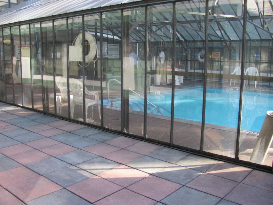 Vor der Zimmertür der Pool Hotel Travel Inn