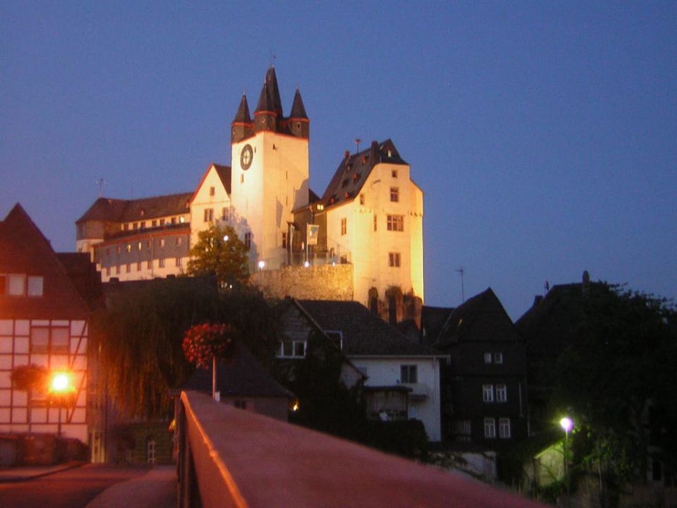 Schloß mit Blick von der Lahn Grafenschloss-Jugendherberge Diez