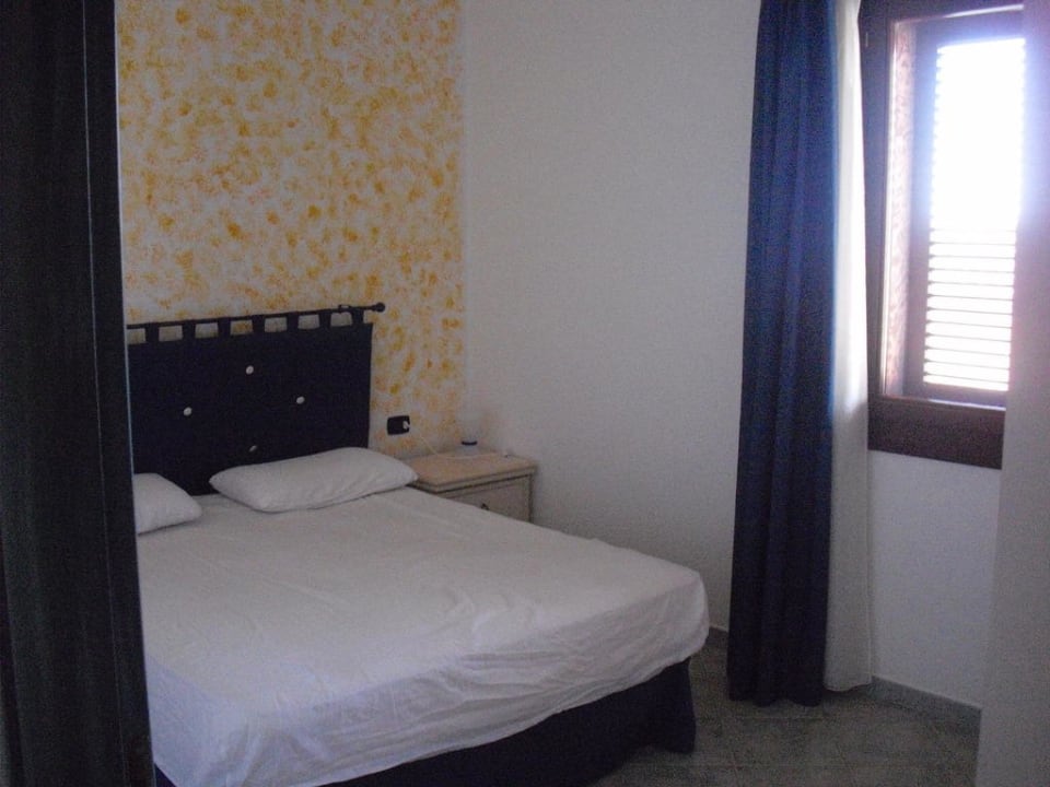 Schlafzimmer Eltern Residence Porto Corallo