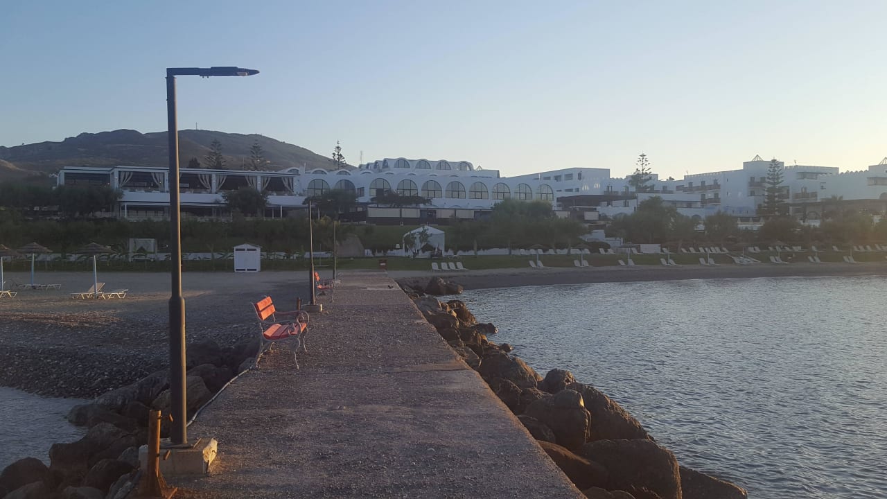 Blick vom Steg auf das Hotel  TUI BLUE Oceanis Beach and Spa Resort