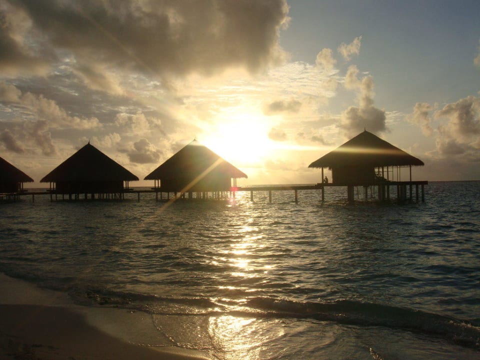 Sonnenuntergang an den Wasserbungalows Adaaran Club Rannalhi - All Inclusive