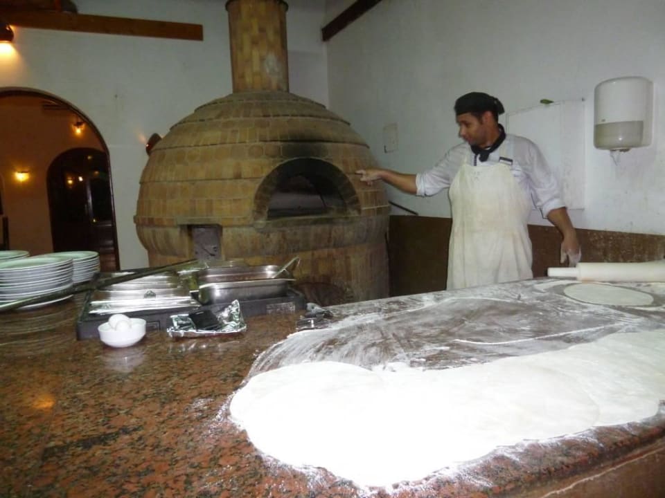 Der Pizzabäcker vor seinem Ofen Hotel Gorgonia Beach Resort