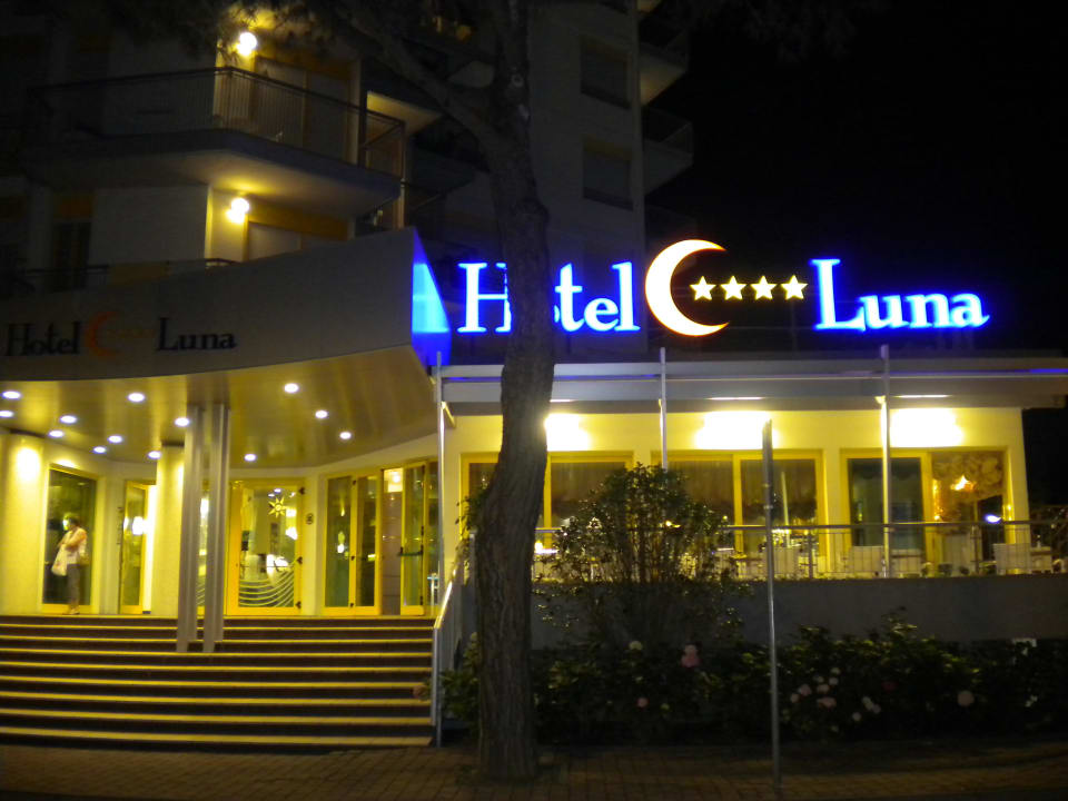 Eingang und Sitzmöglicheiten Hotel Luna