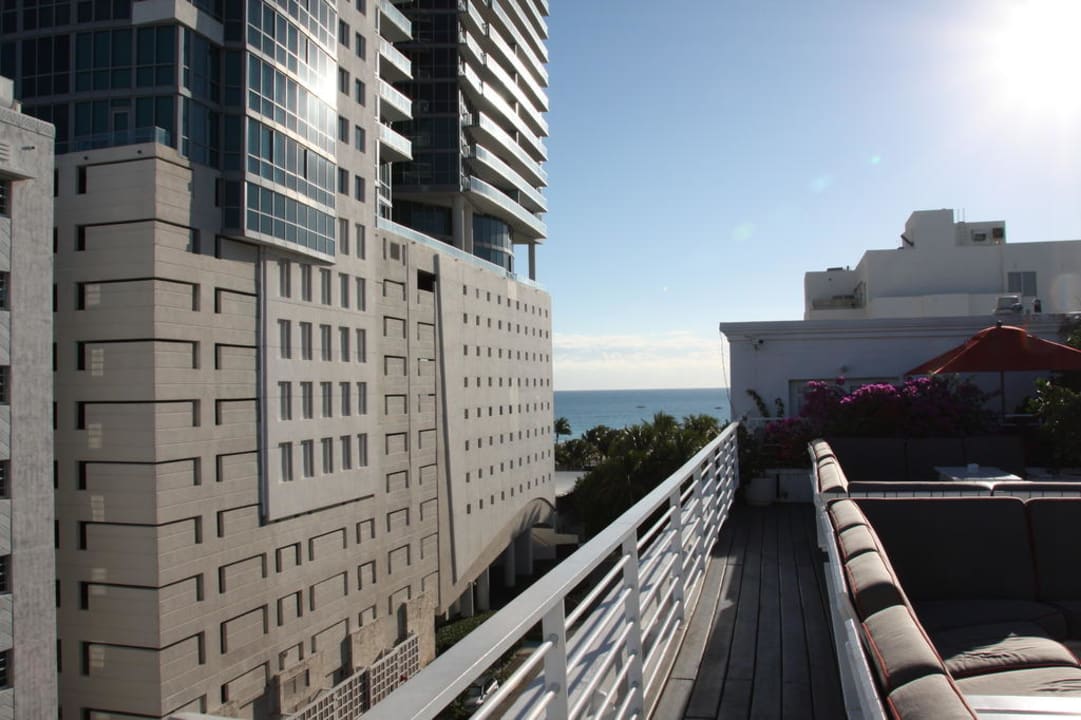 Blick zum Strand von der Terrasse The One50 Hotel, BW Signature Collection