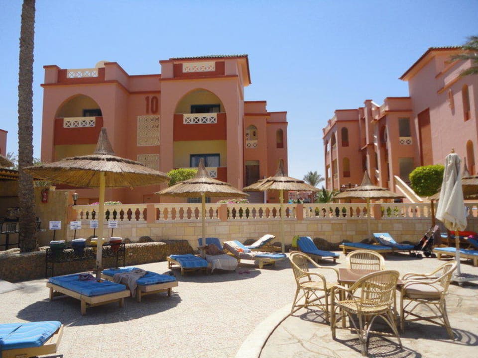 Leżaki przy basenie Pickalbatros Aqua Vista Resort - Hurghada