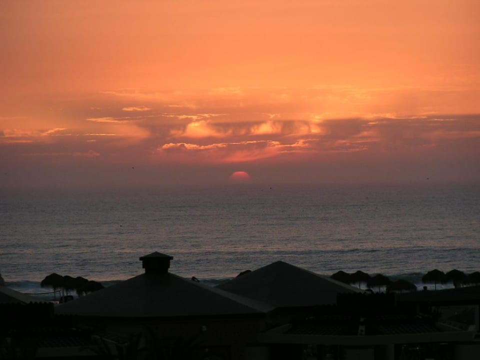 Die Sonne geht über dem Atlantik unter Iberostar Waves Founty Beach