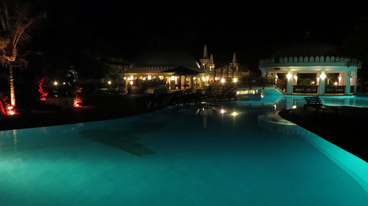Die Poolbeleuchtungen bei Nacht Hotel Southern Palms Beach Resort