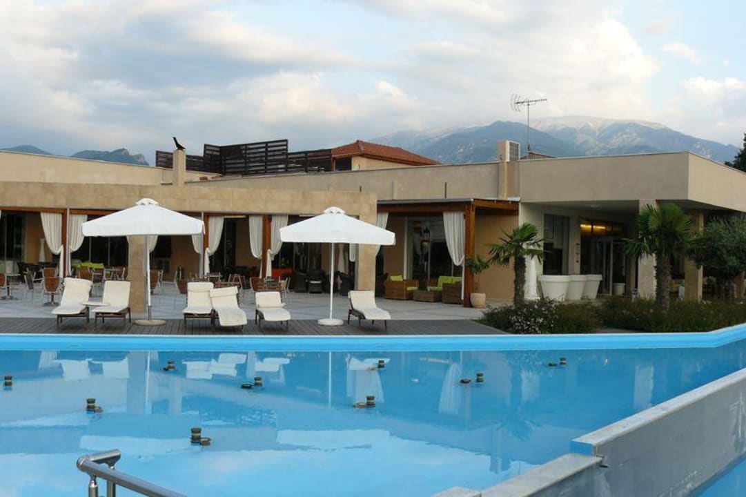 Przed hotelem alltoura Club Hotel Poseidon Palace