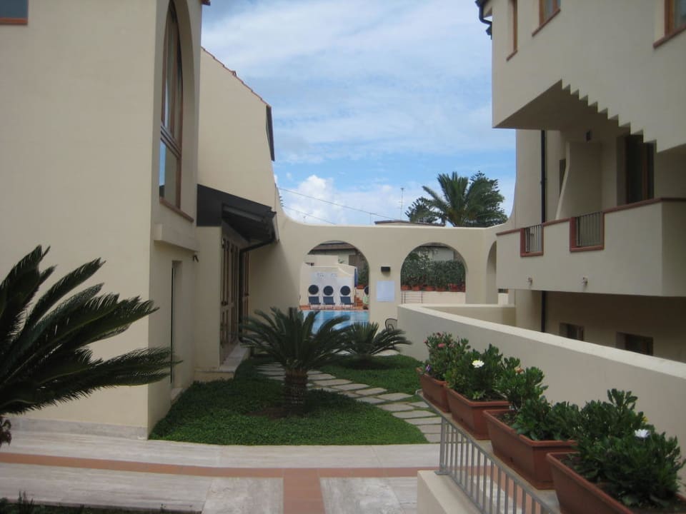 Blick vom Eingang zum Pool Tropis Hotel