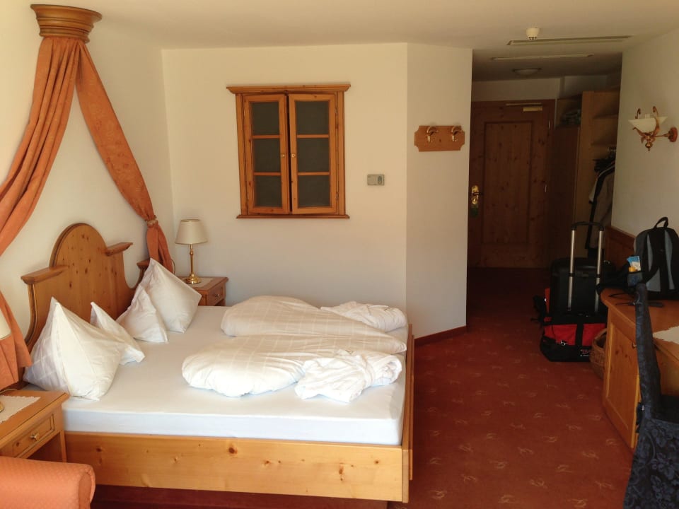 Hinterm Fenster das Bad... Small & Beautiful Hotel Gnaid