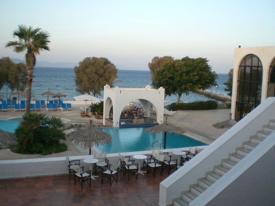 Poolanlage bei Dämmerung TUI BLUE Oceanis Beach and Spa Resort