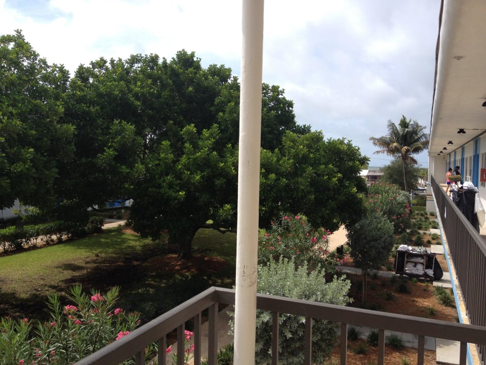 Blick zum Strand vom Zimmer aus Postcard Inn on the Beach