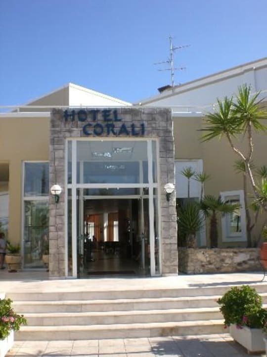 Eingang Hotel Corali Corali Hotel